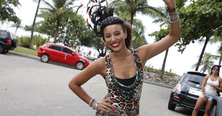 Sem o noivo, Sheron Menezzes usa animal print em bloco de Carnaval