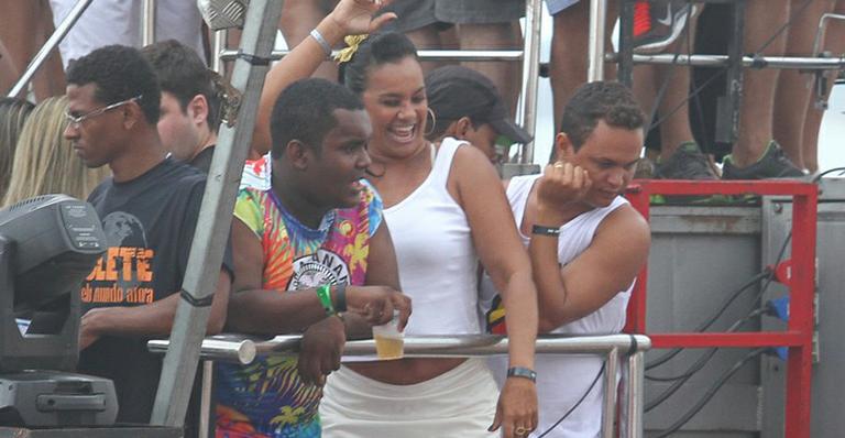 Com barriga à mostra, Solange Couto sobe no trio de Chiclete com Banana; atriz perdeu 42 quilos
