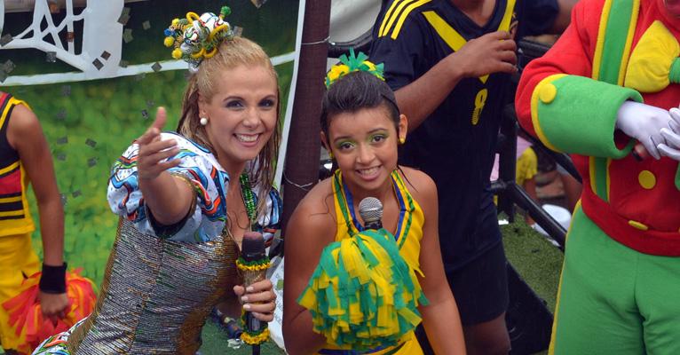 Carla Perez canta com a filha Camilly Victoria em trio elétrico em Salvador