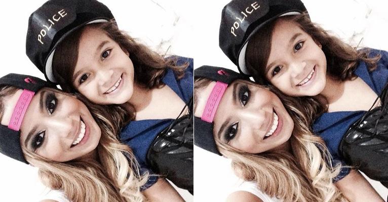 Anitta se declara para Mel Maia fantasiada de policial: “Amo você princesa”