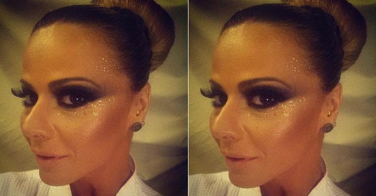 Viviane Araújo mostra a maquiagem de desfile em Santa Catarina