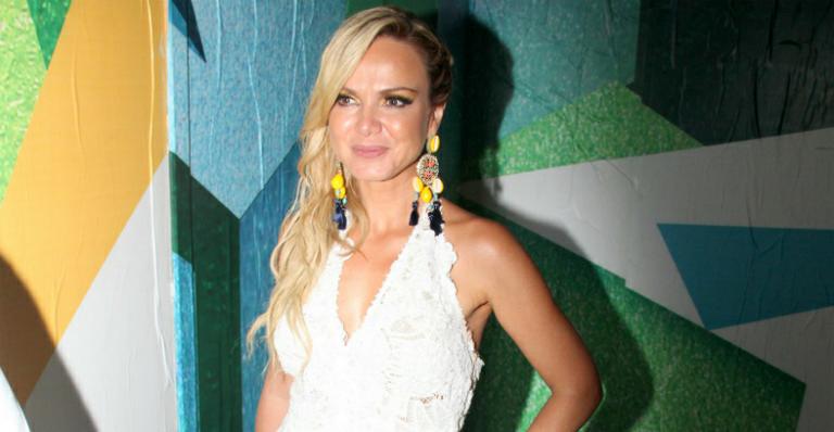 Eliana curte camarote em Salvador com vestido rendado