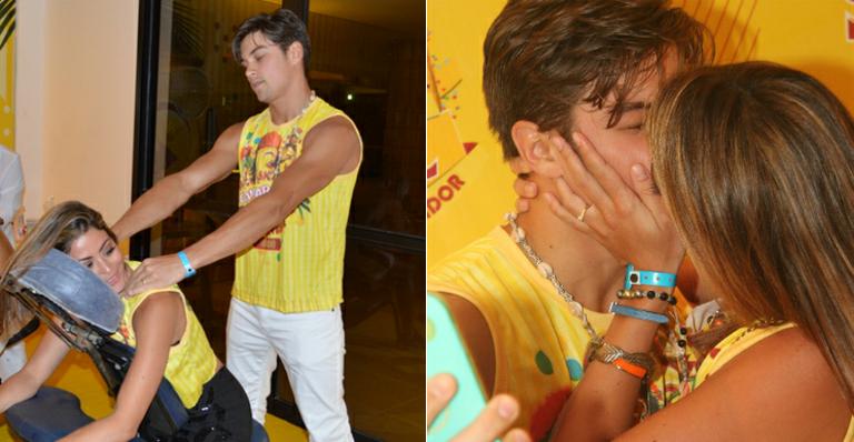 Carol Castro ganha beijo e massagem do marido antes da folia