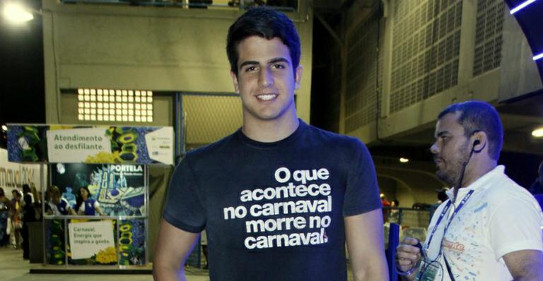 Enzo Celulari escolhe camiseta super sugestiva para o Carnaval
