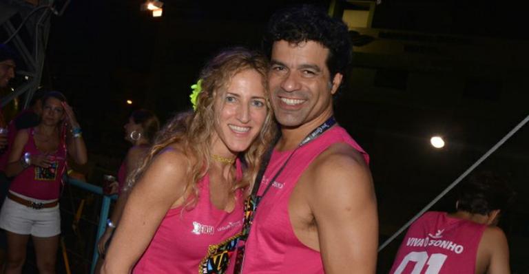 Raí leva a namorada, Viviane Lescher, para a folia em Salvador