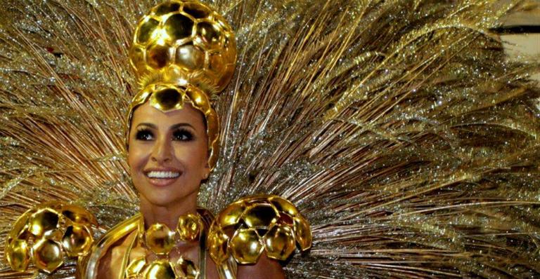 Sabrina Sato usa look dourado para desfile da Gaviões