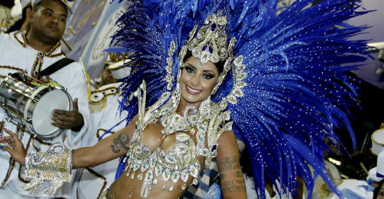 Aline Riscado exibe o corpão em desfile no Rio