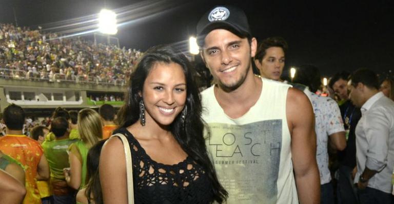 Bruno Gissoni e Yanna Lavigne se divertem na Sapucaí
