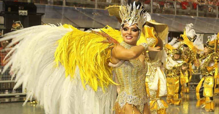 Destaque da Vai-Vai, Carolina Galan exibe ótima forma em desfile