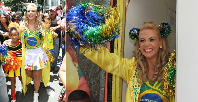 Carla Perez surge com look inspirado na Copa em seu bloco infantil