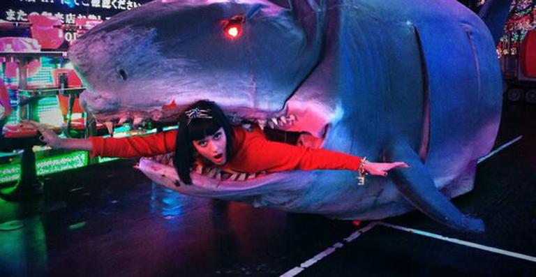 Katy Perry divulga novo single e tuíta em português: ‘Morta’