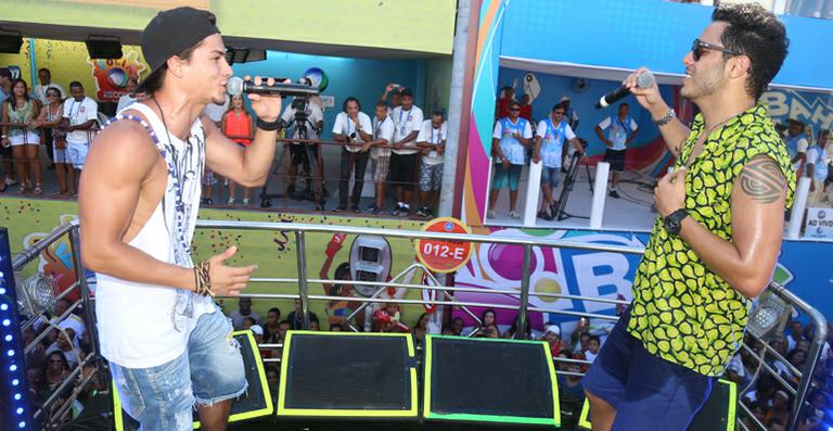 Arthur Aguiar canta com Tomate no carnaval de Salvador