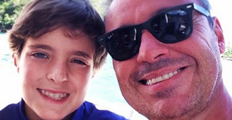 Com barba por fazer, Gugu Liberato mostra foto ao lado do filho João Augusto