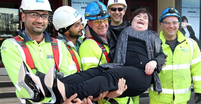 Susan Boyle é segurada no colo por bombeiros na Inglaterra