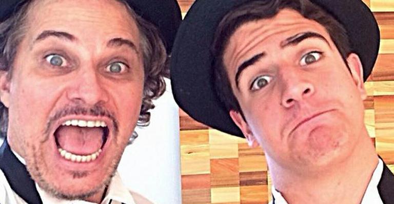 Edson e Enzo Celulari posam com as fantasias do desfile da Beija-Flor