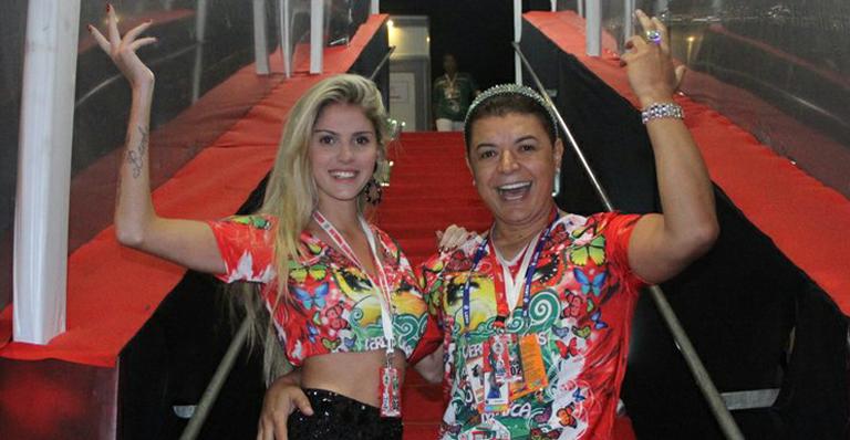 Sem o namorado, Bárbara Evans vai a camarote com David Brazil