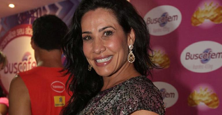 No Carnaval de Salvador, Scheila Carvalho exibe barriga malhada aos 40 anos