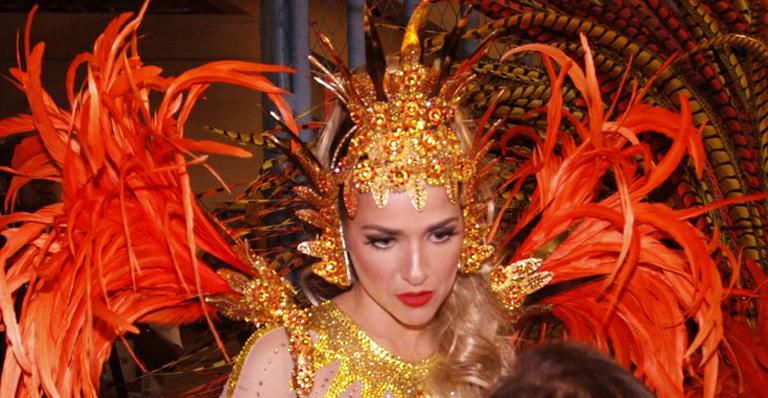 Monique Alfradique aparece mais loira na concentração de desfile no Rio