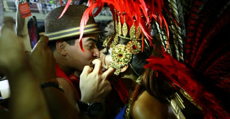 No meio do desfile, Paloma Bernardi beija o namorado Thiago Martins