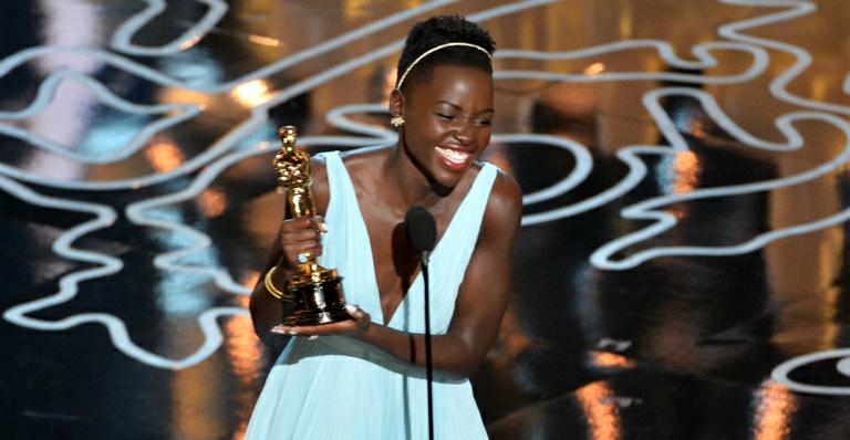 Lupita Nyong’o chora ao receber o Oscar de melhor atriz coadjuvante: ‘Foi a alegria da minha vida’