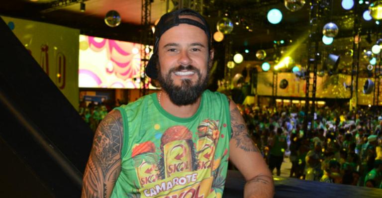 Solteiro, Paulo Vilhena se joga no Carnaval de Salvador e ensina a paquerar