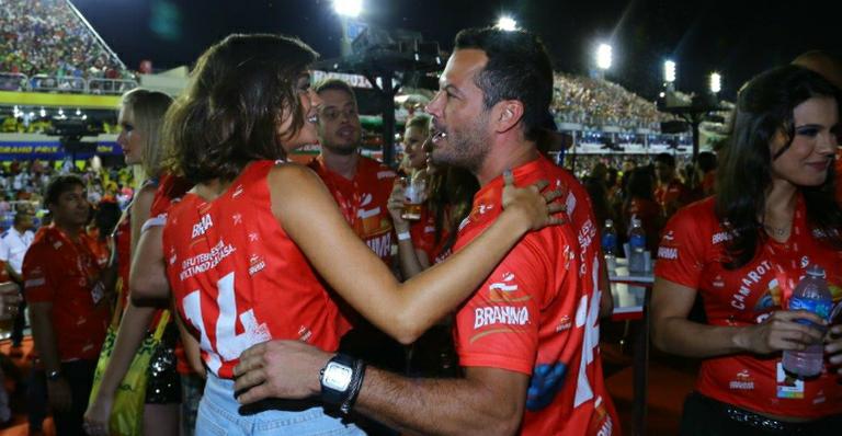 Ex-namorados Sophie Charlotte e Malvino Salvador conversam em camarote
