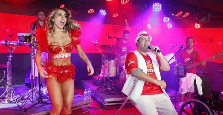 Musa de camarote, Sabrina Sato se esbalda em show de Tiago Abravanel