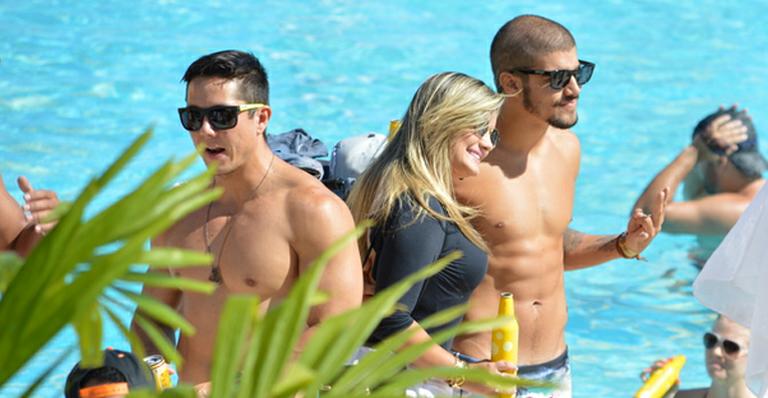 Caio Castro curte pool party em Salvador ao lado de amigos