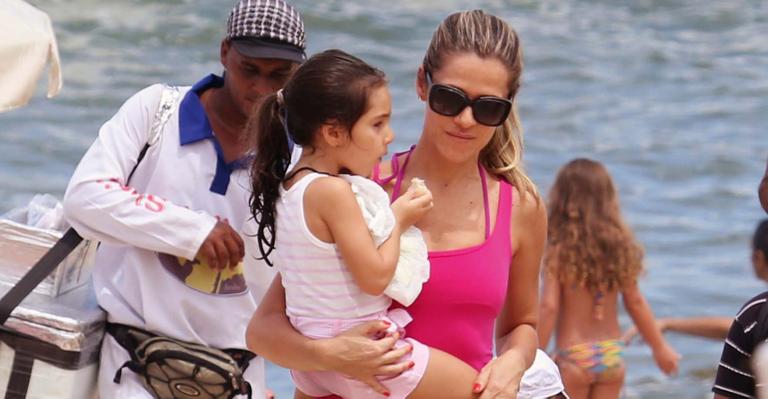 Ingrid Guimarães aproveita dia de sol ao lado da filha