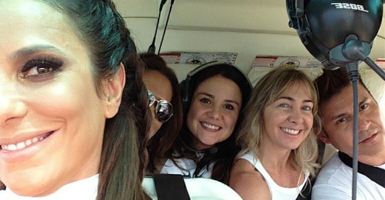No helicóptero, Ivete Sangalo mostra cabelo e make para trio