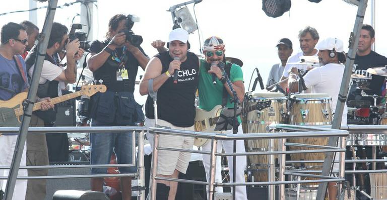Tiago Abravanel canta com Bell Marques no trio do Chiclete com Banana