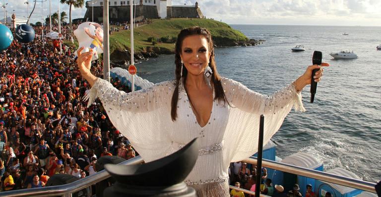 Ivete Sangalo comanda Bloco Coruja e brinca sobre gravidez: ‘São quadrigêmeos’