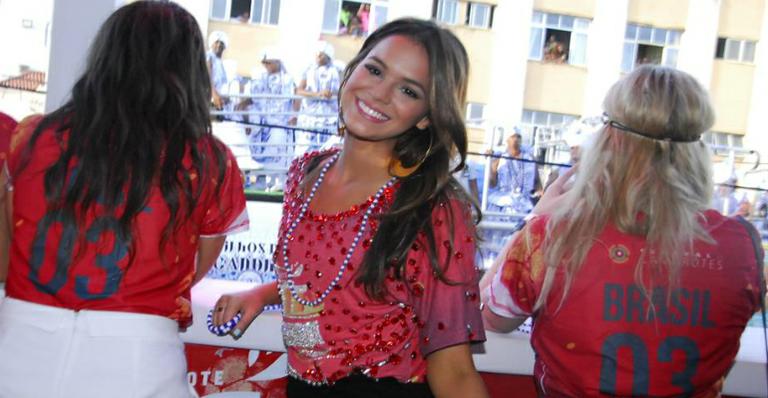 Ela não para! Bruna Marquezine se diverte em Salvador