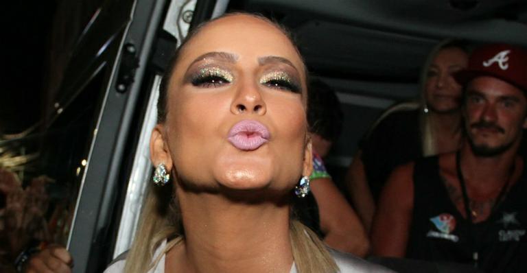 Claudia Leitte chega ao trio e mostra make em homenagem ao samba