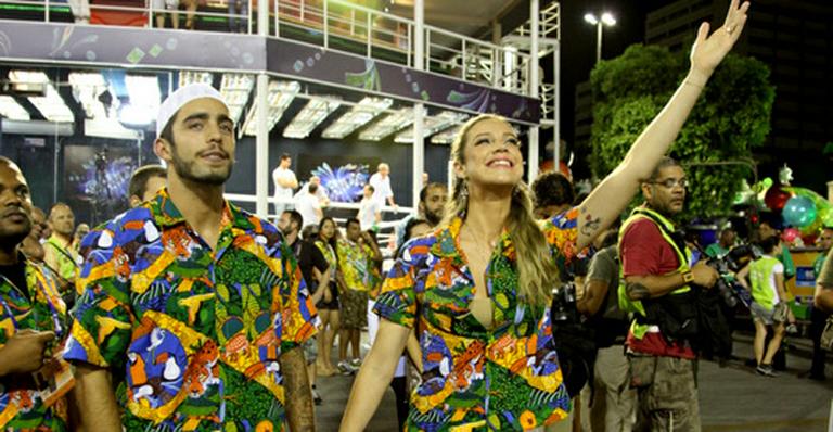 Com o marido, Luana Piovani esbanja simpatia em desfile da Mocidade