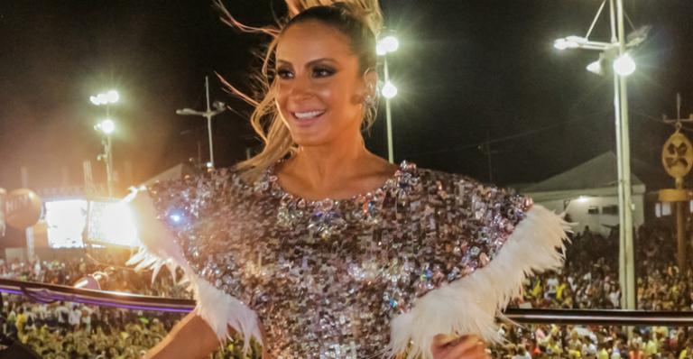 Com homenagem ao samba, Claudia Leitte agita Salvador