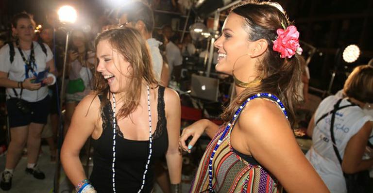 Bruna Marquezine dança Lepo Lepo no trio de Ivete Sangalo