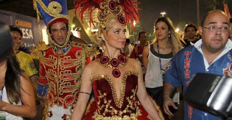 Letícia Spiller surge de bailarina para desfile de escola de samba