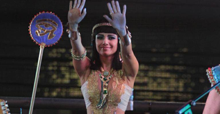 Com peruca chanel, Paula Fernandes surge de Cleópatra em trio elétrico