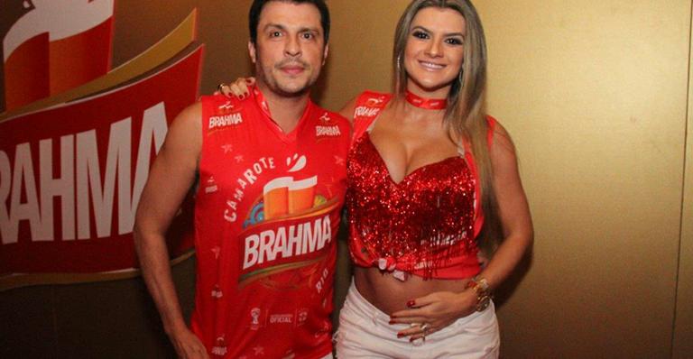 Grávida, Mirella Santos exibe a barriguinha na Sapucaí