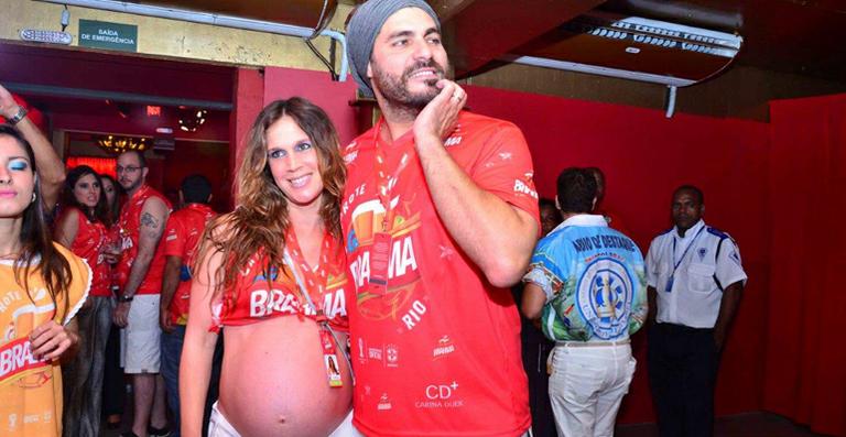 Ao lado de Thiago Lacerda, Vanessa Lóes mostra o barrigão na Sapucaí