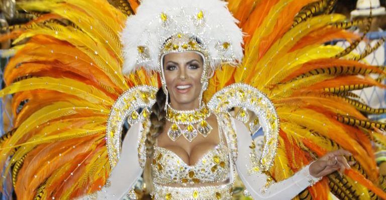 Bailarina do Faustão, Carla Prata exibe boa forma na Vila Isabel