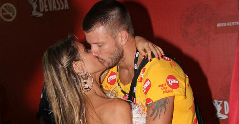 Fernanda Lima e Rodrigo Hilbert se beijam no carnaval carioca