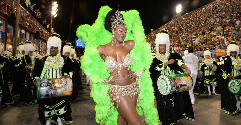 Rainha de bateria Cris Vianna brilha na avenida