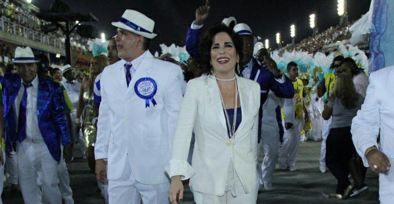 Com o marido, Gloria Pires desfila pela Portela no Rio de Janeiro