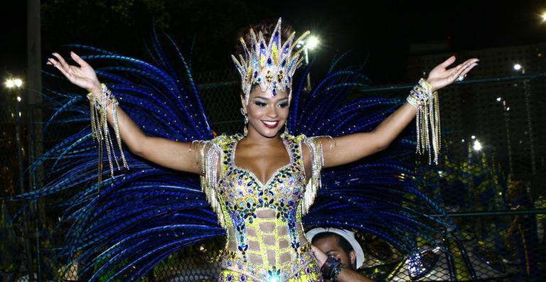 Juliana Alves fala sobre ser rainha de bateria no carnaval