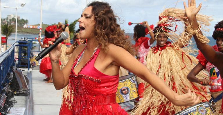Daniela Mercury arrasa com vestido vermelho em trio de Salvador