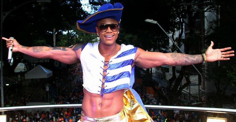 Em despedida do Parangolé, Léo Santana se veste de ‘mosqueteira’