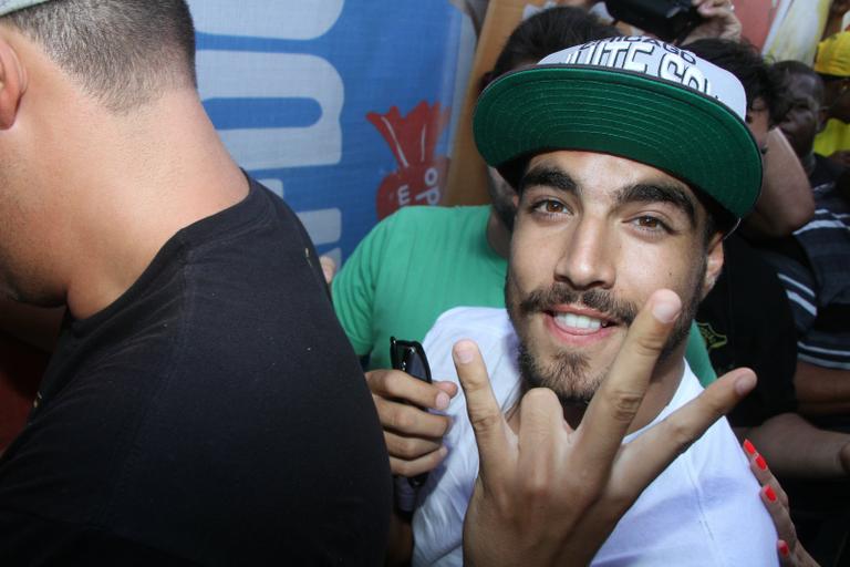 Caio Castro nega briga em camarote e explica ferimento