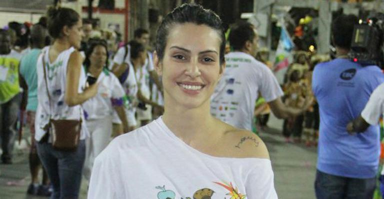 Cleo Pires assiste ao desfile da Pimpolhos da Grande Rio